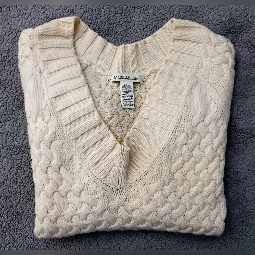 Banana Republic Winter White 100% Extra Fine Italian Merino Wool V-Neck Sweater